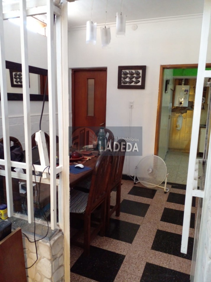 CASA AL FRENTE EN BARRIO AZCUENAGA