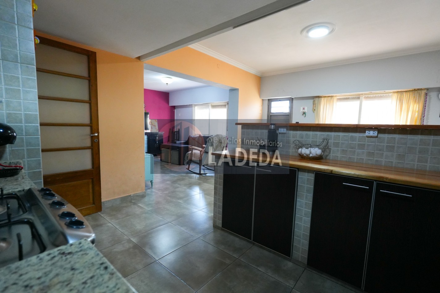 CASA TOTALMENTE REMODELADA 3 DORMITORIOS - DOBLE COCHERA CUBIERTA - JARDIN