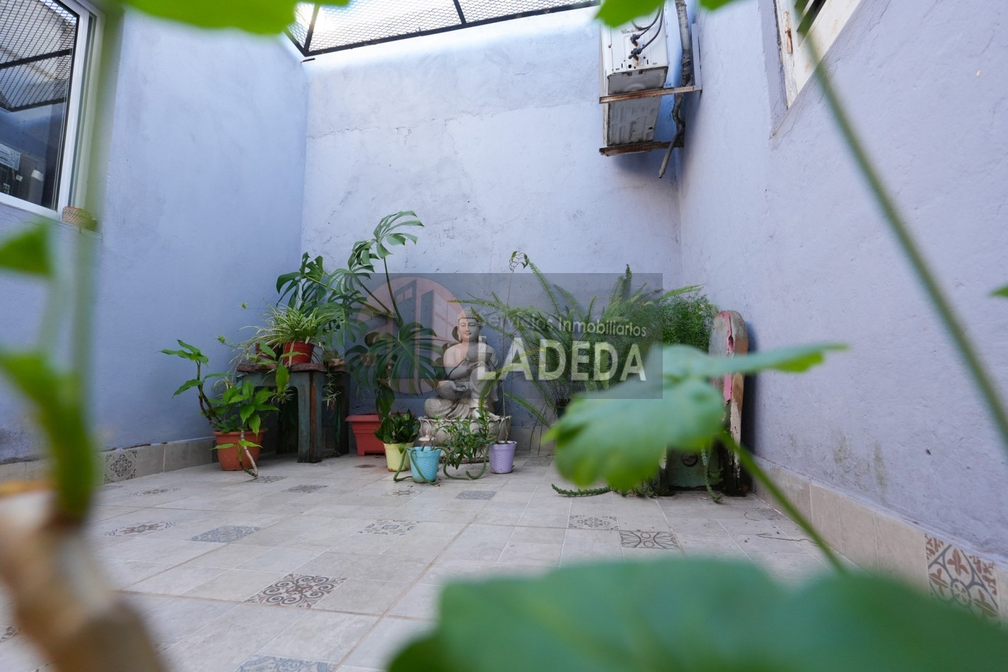 CASA TOTALMENTE REMODELADA 3 DORMITORIOS - DOBLE COCHERA CUBIERTA - JARDIN