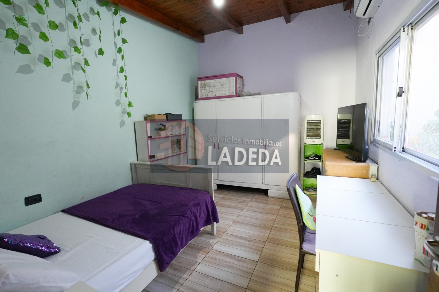 CASA TOTALMENTE REMODELADA 3 DORMITORIOS - DOBLE COCHERA CUBIERTA - JARDIN