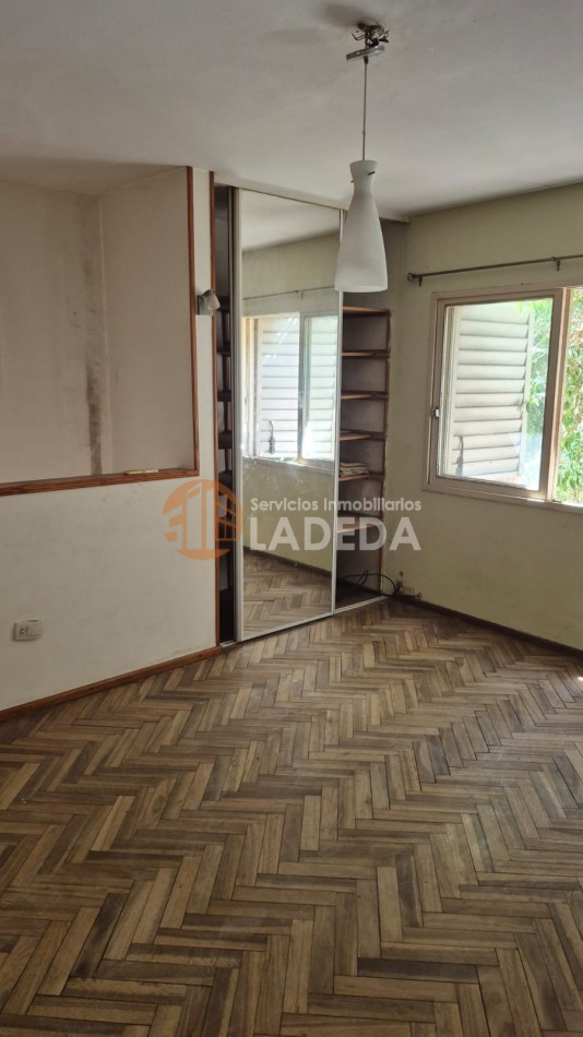 PH EN 1ER PISO - OPORTUNIDAD PARA INVERTIR - CALLE URUGUAY 1767 -BARRIO HOSPITALES