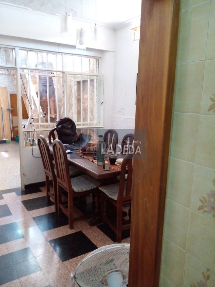 CASA AL FRENTE EN BARRIO AZCUENAGA