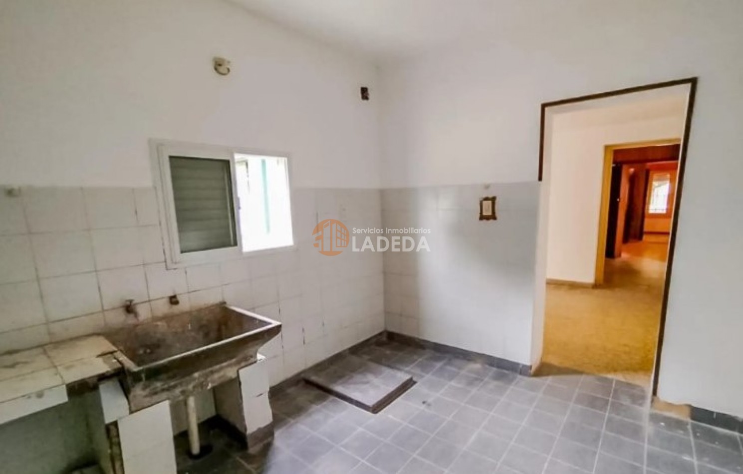 CASA A LA VENTA o PERMUTA DE 214 M2 CUBIERTOS CALLE MITRE 345 -MONJES - SANTA FE