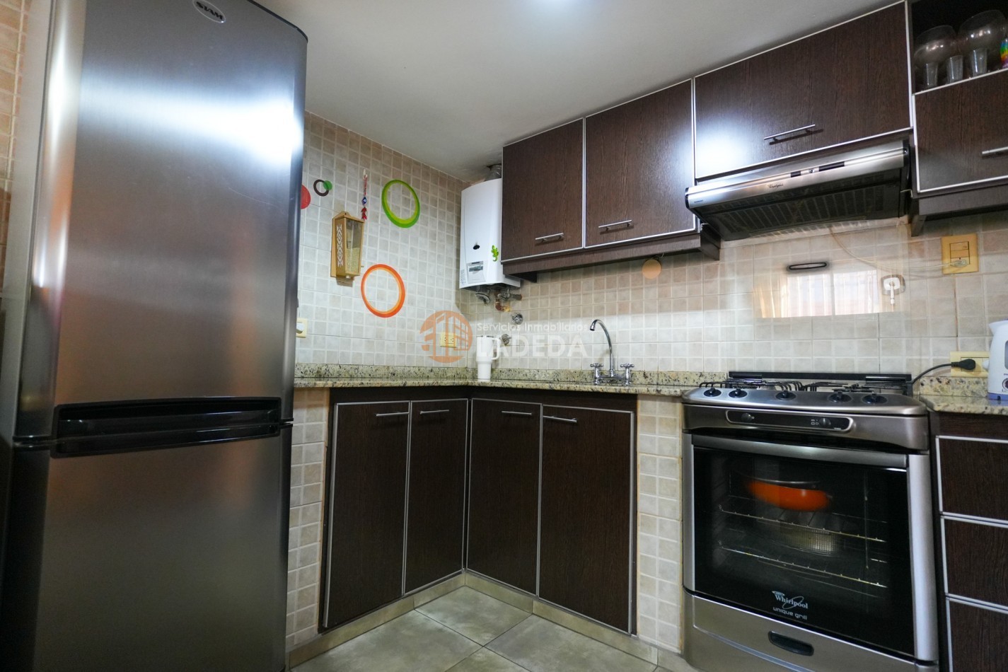 CASA TOTALMENTE REMODELADA 3 DORMITORIOS - DOBLE COCHERA CUBIERTA - JARDIN