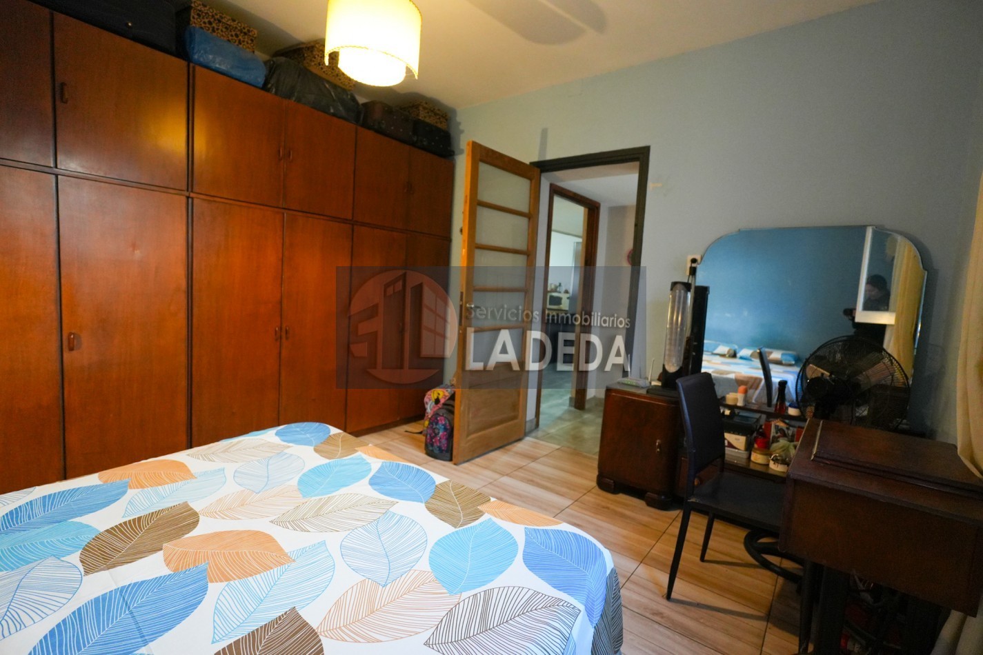 CASA TOTALMENTE REMODELADA 3 DORMITORIOS - DOBLE COCHERA CUBIERTA - JARDIN