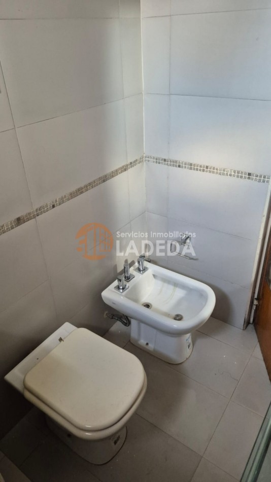 PH EN 1ER PISO - OPORTUNIDAD PARA INVERTIR - CALLE URUGUAY 1767 -BARRIO HOSPITALES