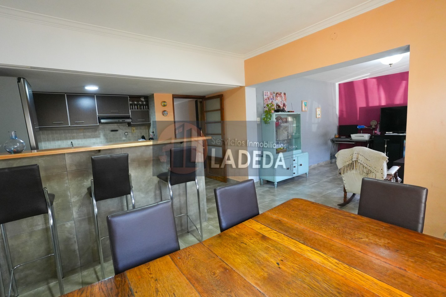CASA TOTALMENTE REMODELADA 3 DORMITORIOS - DOBLE COCHERA CUBIERTA - JARDIN