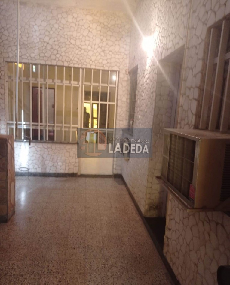 CASA AL FRENTE EN BARRIO AZCUENAGA