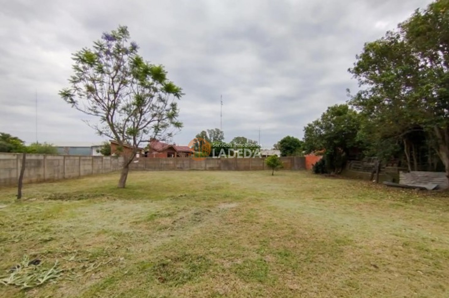 CASA A LA VENTA o PERMUTA DE 214 M2 CUBIERTOS CALLE MITRE 345 -MONJES - SANTA FE