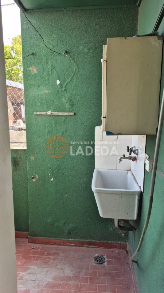 PH EN 1ER PISO - OPORTUNIDAD PARA INVERTIR - CALLE URUGUAY 1767 -BARRIO HOSPITALES