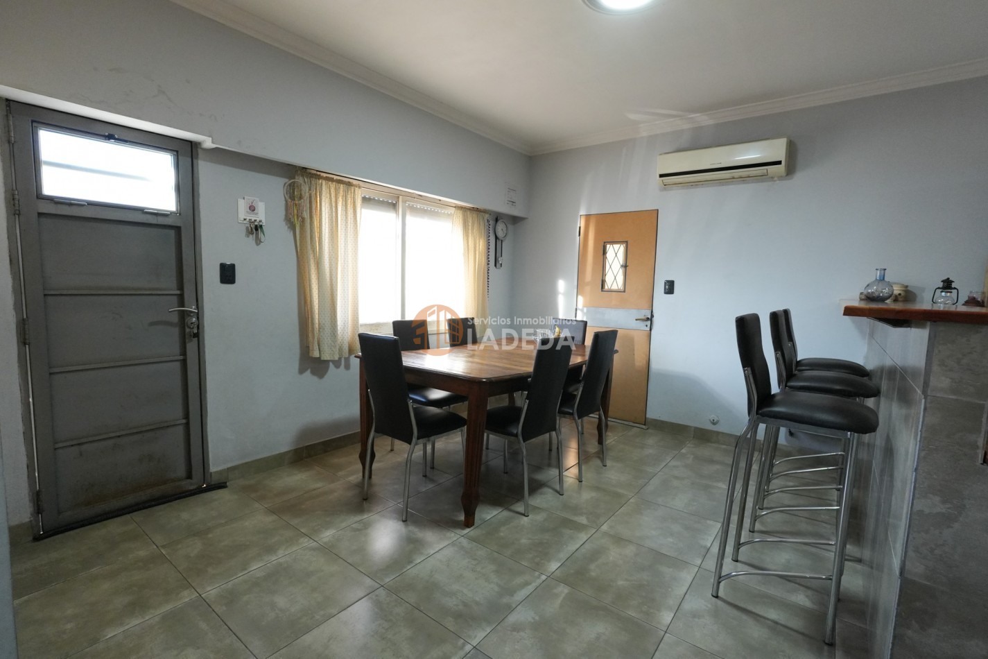 CASA TOTALMENTE REMODELADA 3 DORMITORIOS - DOBLE COCHERA CUBIERTA - JARDIN