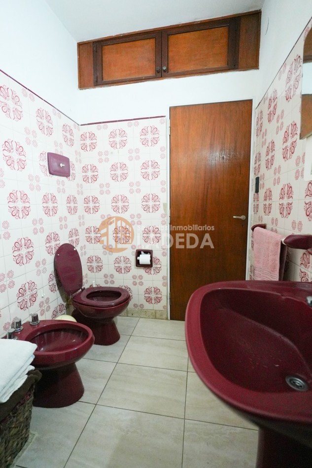 CASA TOTALMENTE REMODELADA 3 DORMITORIOS - DOBLE COCHERA CUBIERTA - JARDIN