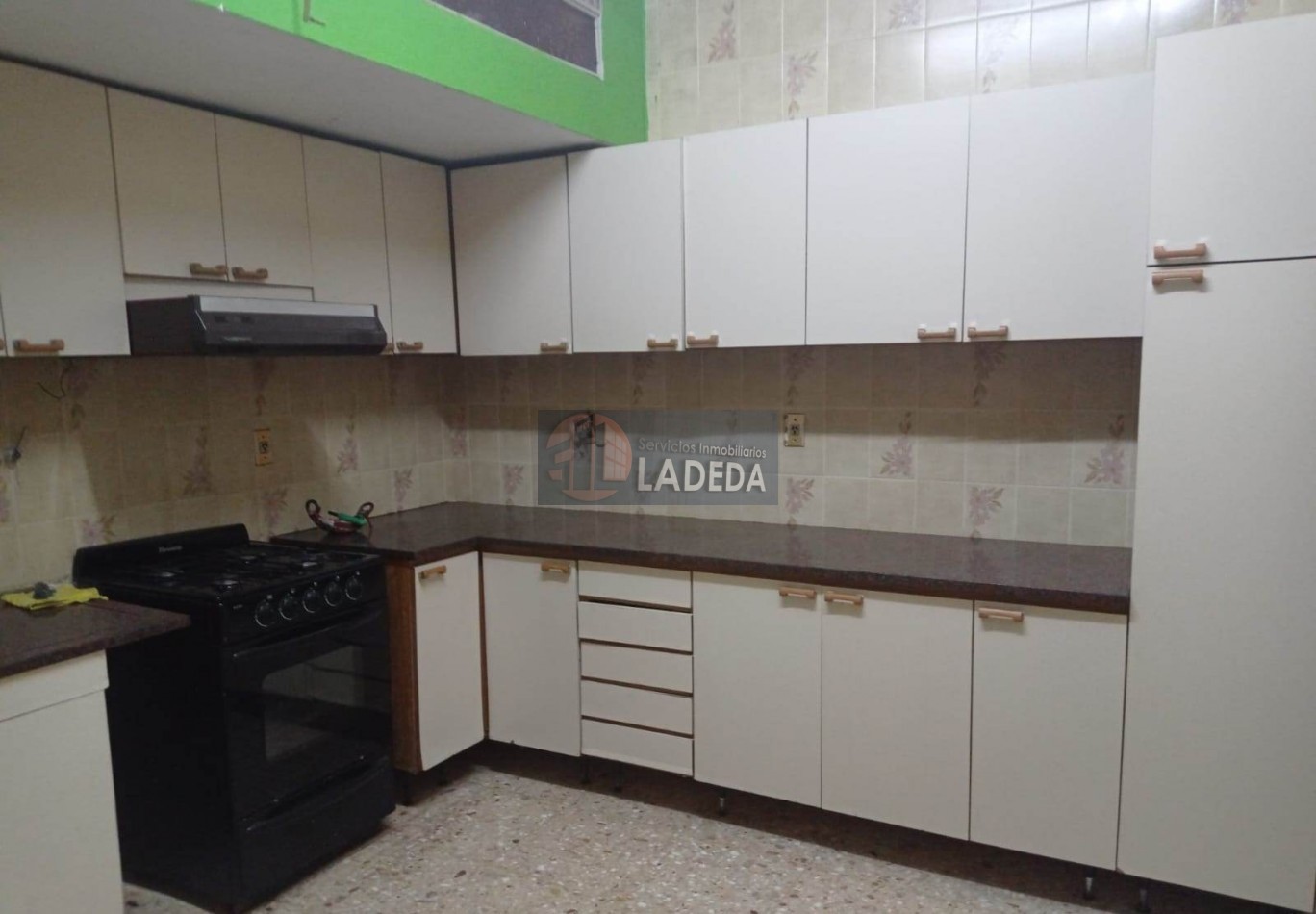 CASA AL FRENTE EN BARRIO AZCUENAGA