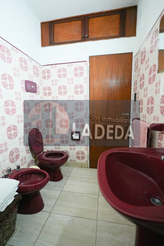 CASA TOTALMENTE REMODELADA 3 DORMITORIOS - DOBLE COCHERA CUBIERTA - JARDIN