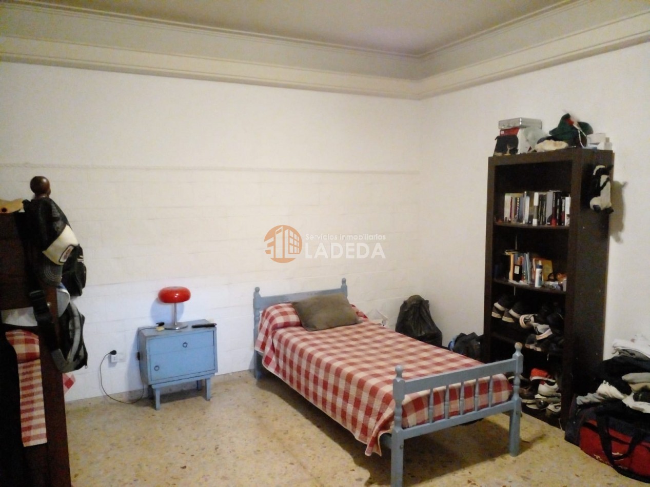 CASA AL FRENTE EN BARRIO AZCUENAGA