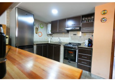 CASA TOTALMENTE REMODELADA 3 DORMITORIOS Y DOBLE COCHERA