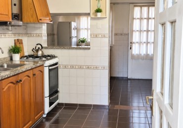 CASA EN ESQUINA - 200 m² CONSTRUIDOS EN EL CORAZON DE ECHESORTU