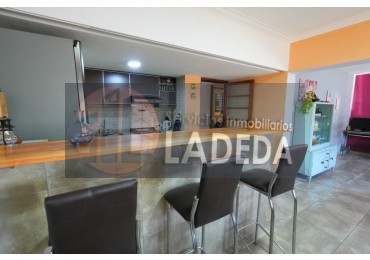 CASA TOTALMENTE REMODELADA 3 DORMITORIOS - DOBLE COCHERA CUBIERTA - JARDIN